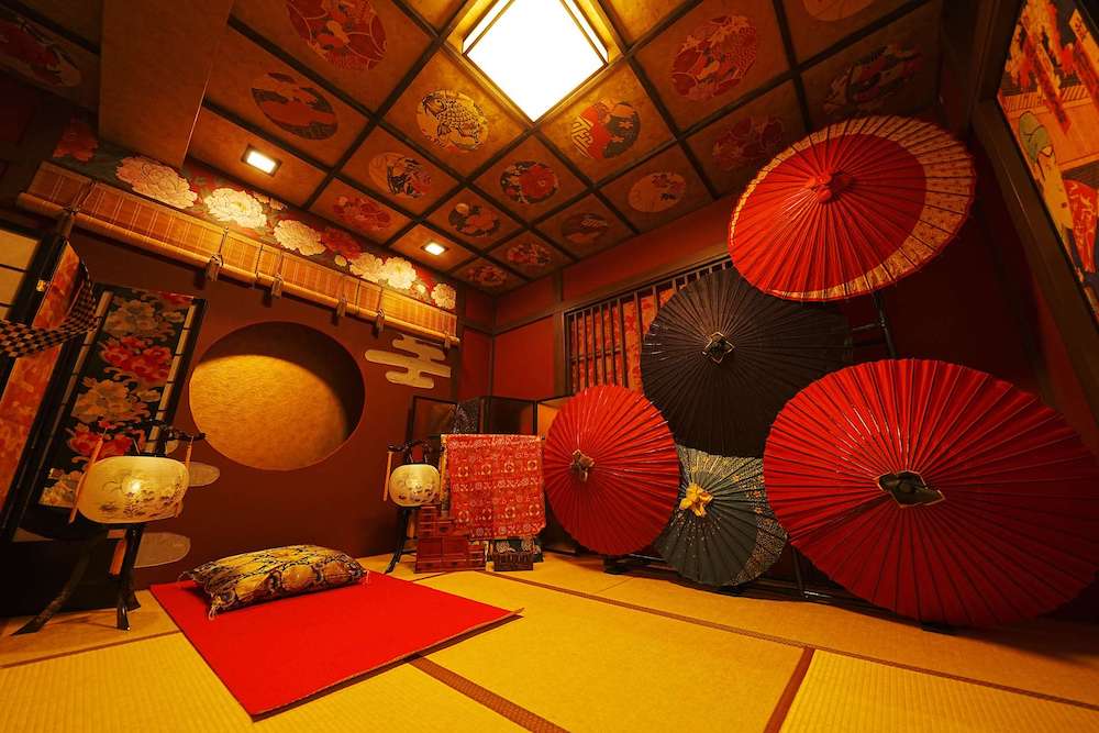花魁和室に複数の和傘や壁飾りがあります